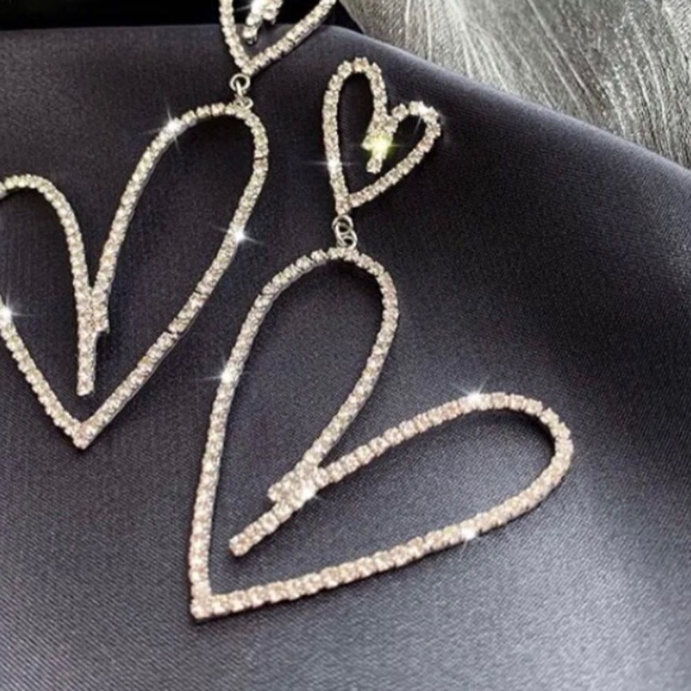 💛 Betsey Johnson double heart rhinestone dangle earrings 💛